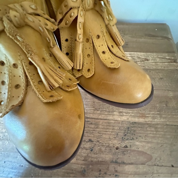 Seychelles Clue Oxford Fringe Heel Pump Shoe Anthropologie Mustard Retro 9.5 - Picture 8 of 10